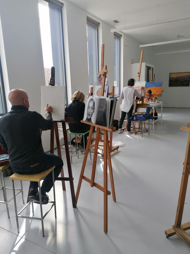 En clase de pintura artística.
 